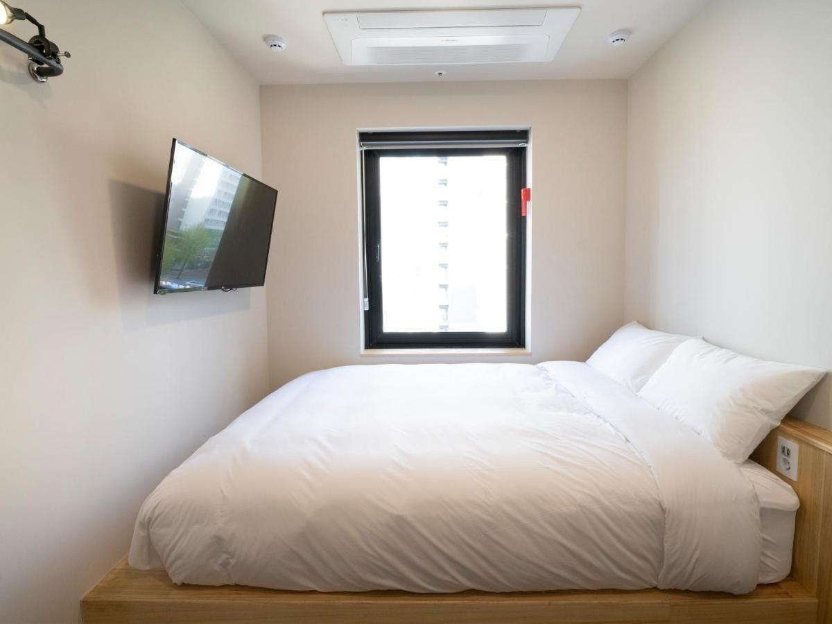 King Room with Roll-In Shower - Disability Access