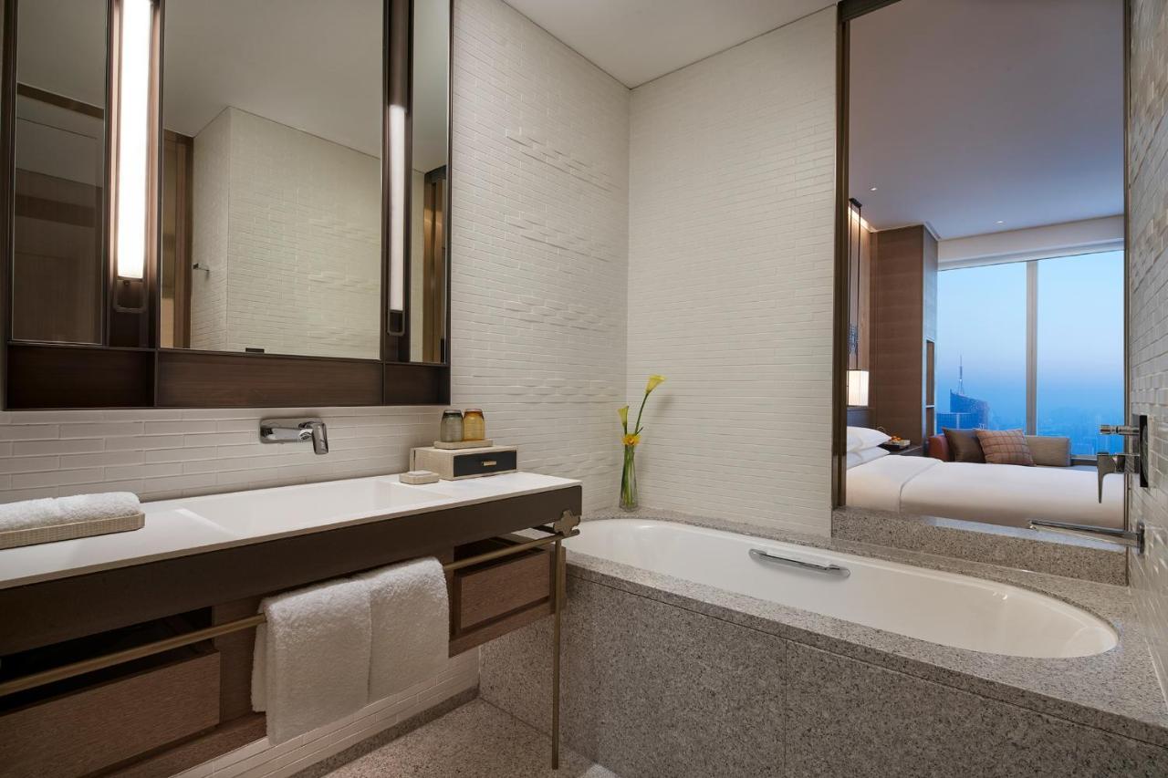 Deluxe King Room - Club Access