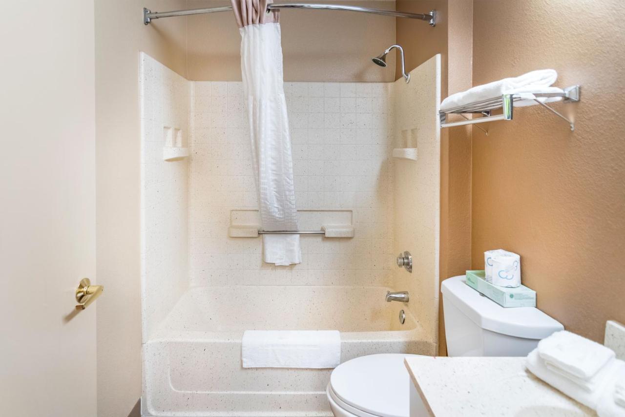 Deluxe Studio with 1 Queen Bed - Non-Smoking