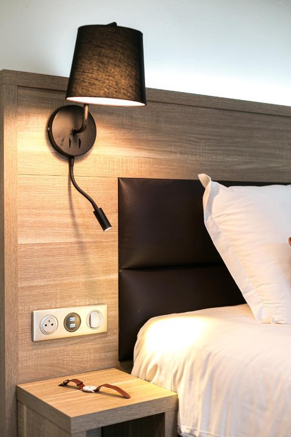 Twin Room with Street View