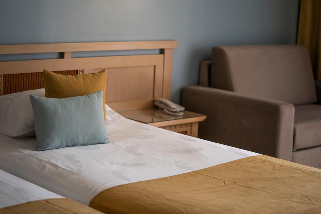Twin Room with Side Sea View -  Free Parking & Beach Access