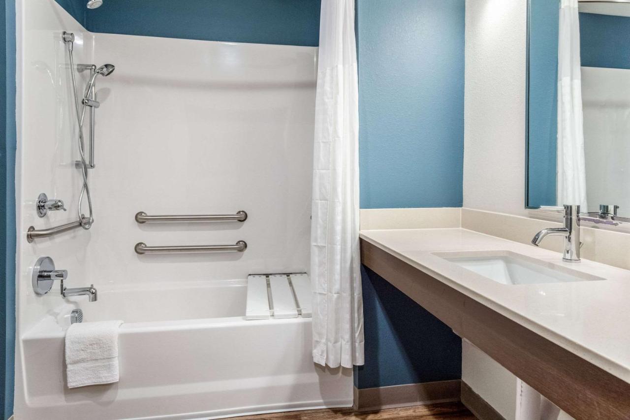 Quadruple Room with Two Queen Beds and Tub - Disability Access/Non Smoking