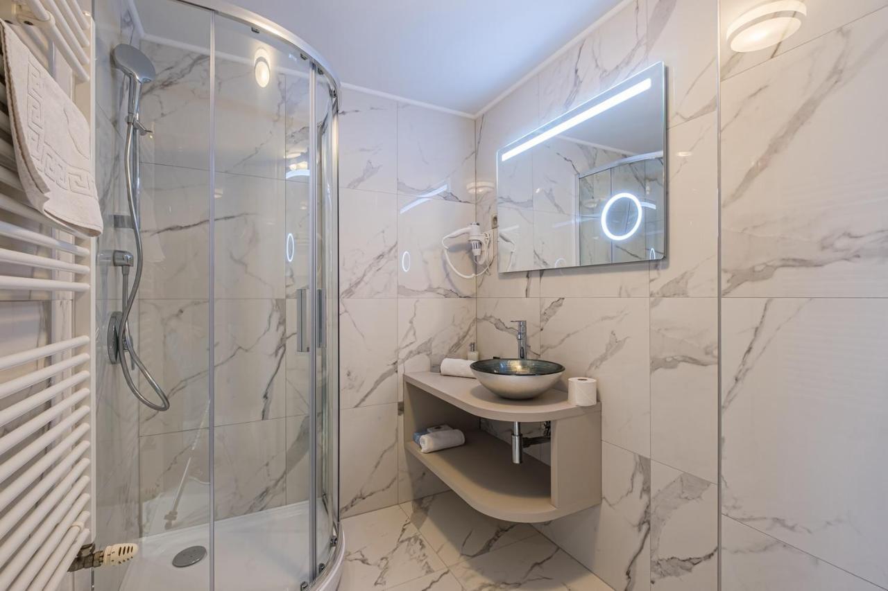 Deluxe Double or Twin Room with Partial Lake View