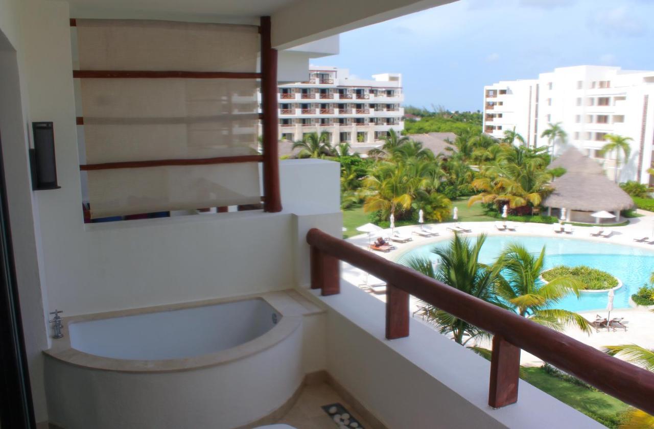 Junior Suite with Pool View