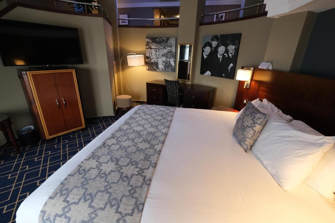 Junior Queen Suite with Lounge