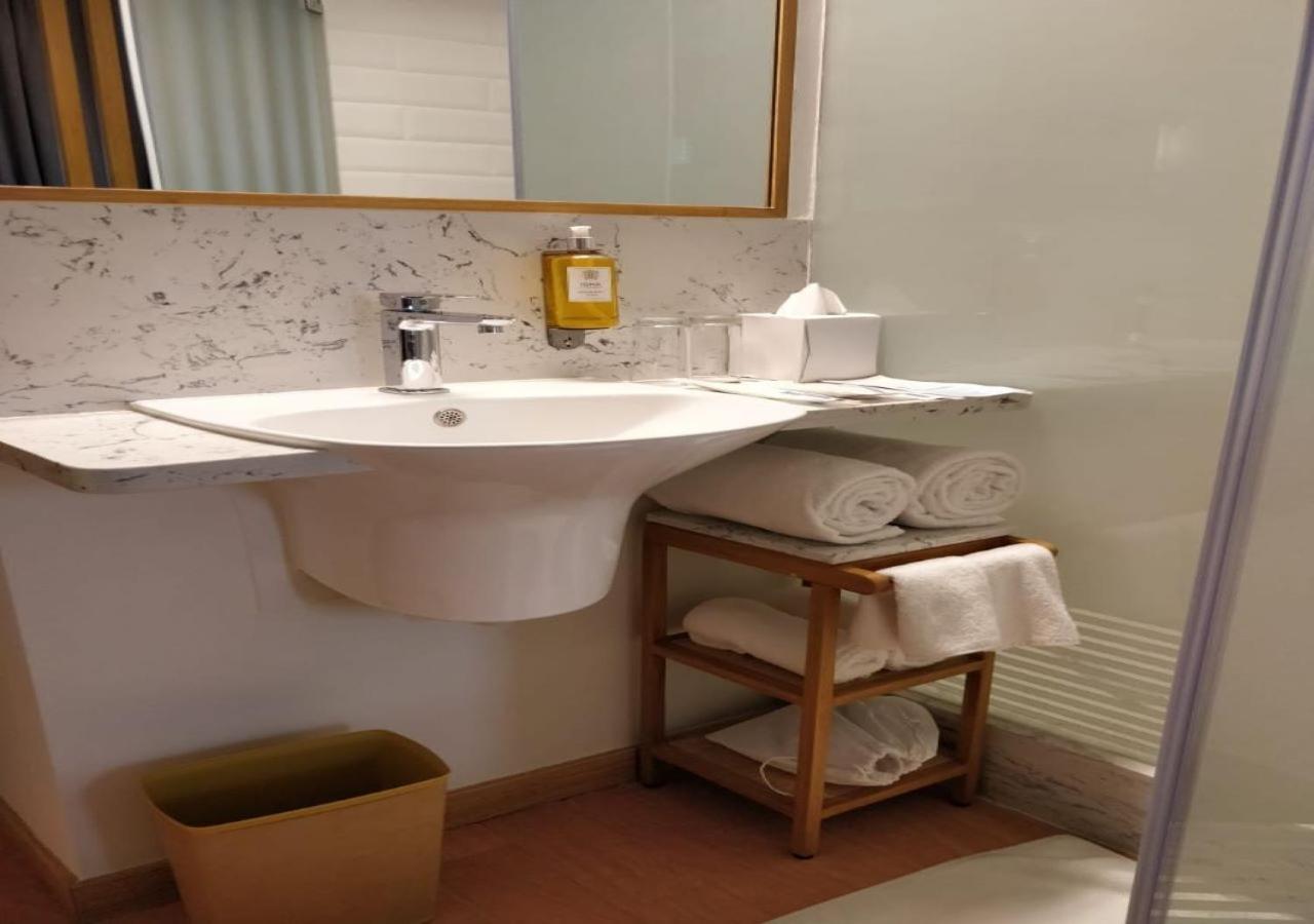 Queen Room - Accessible