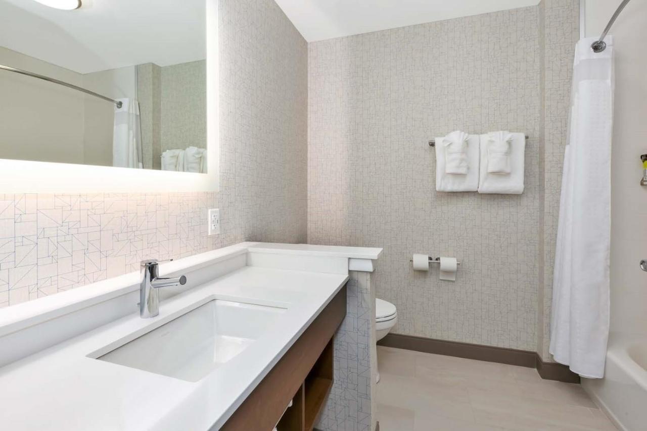 Standard Queen Room with Two Queen Beds and Mobility Accessible Tub