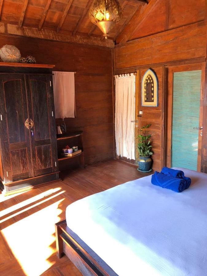 Deluxe Double Room with Side Sea View