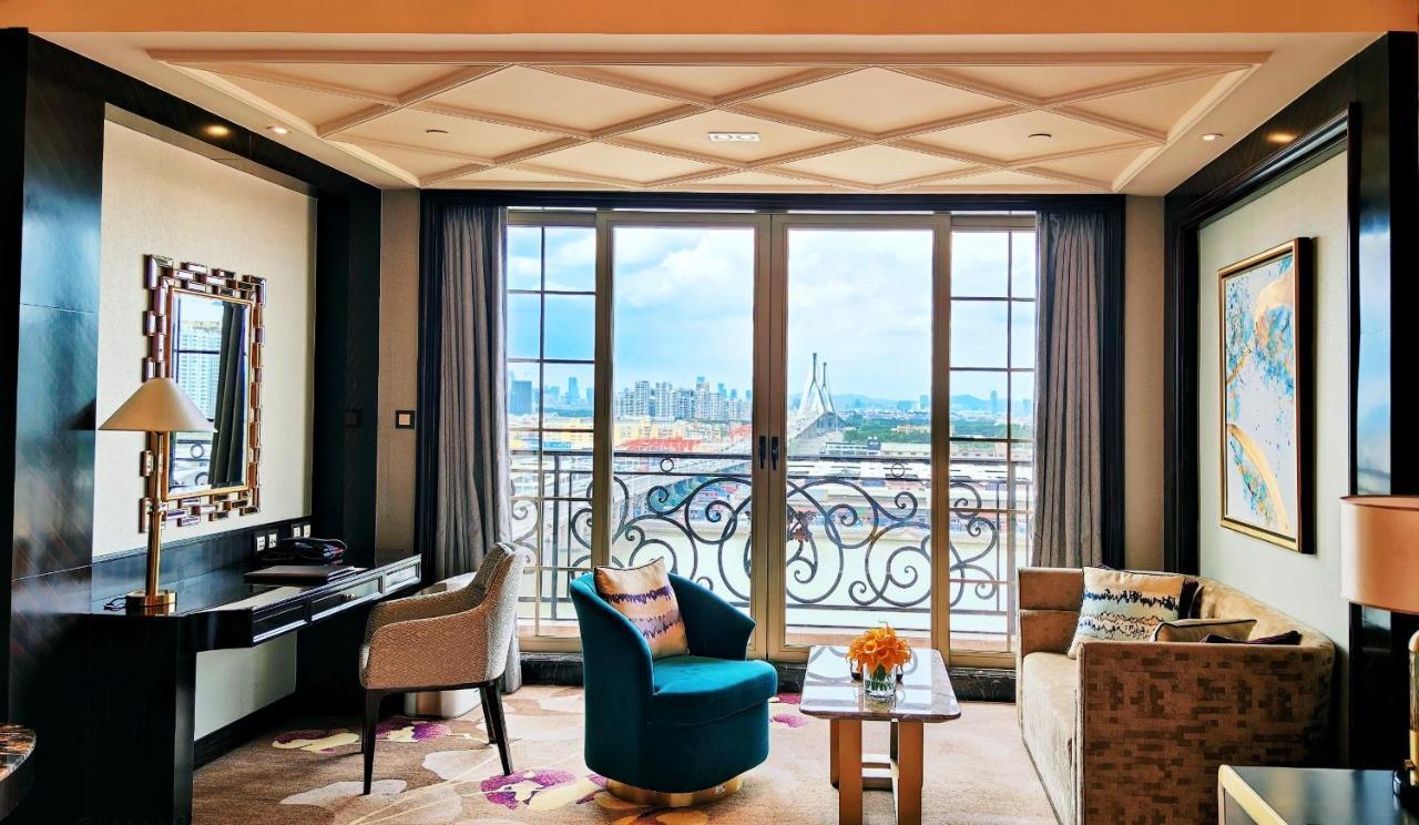 Deluxe King Room with Lake View
