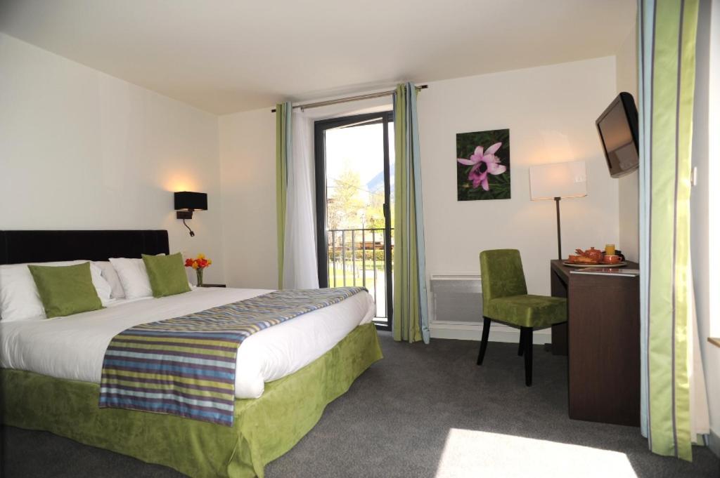 King Room with Roll-In Shower - Disability Access