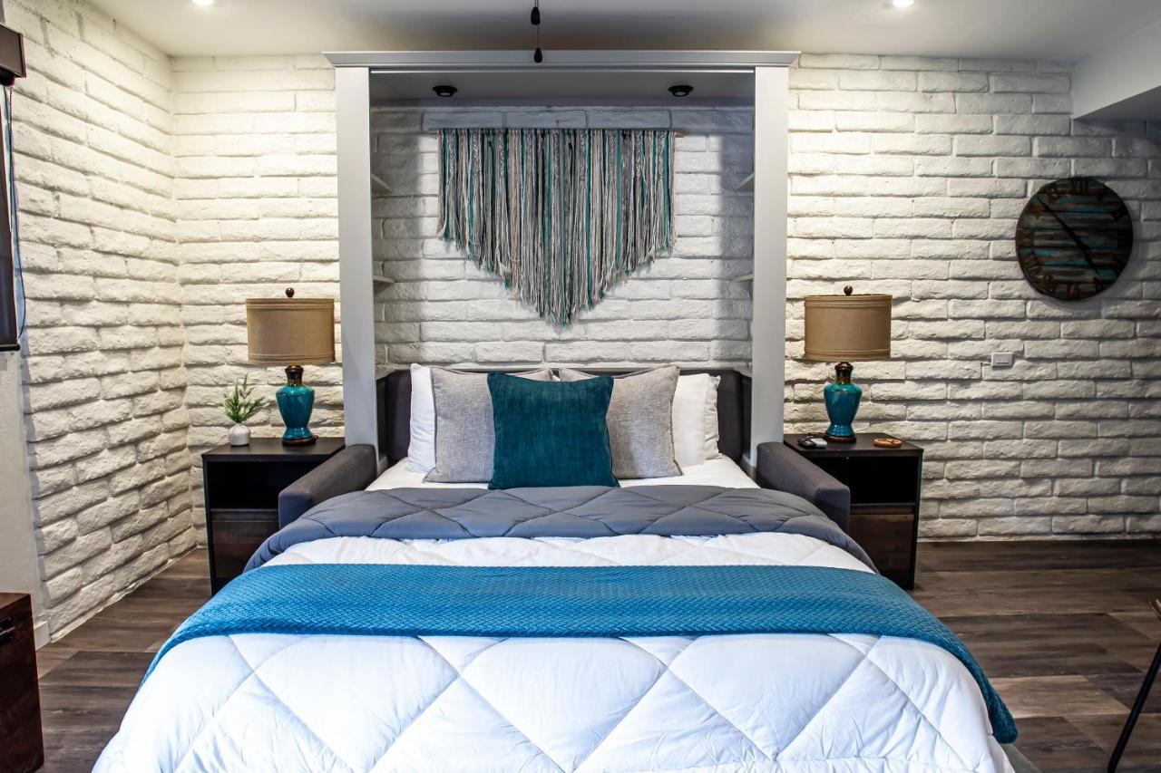 QUEEN MURPHY BED ROOM