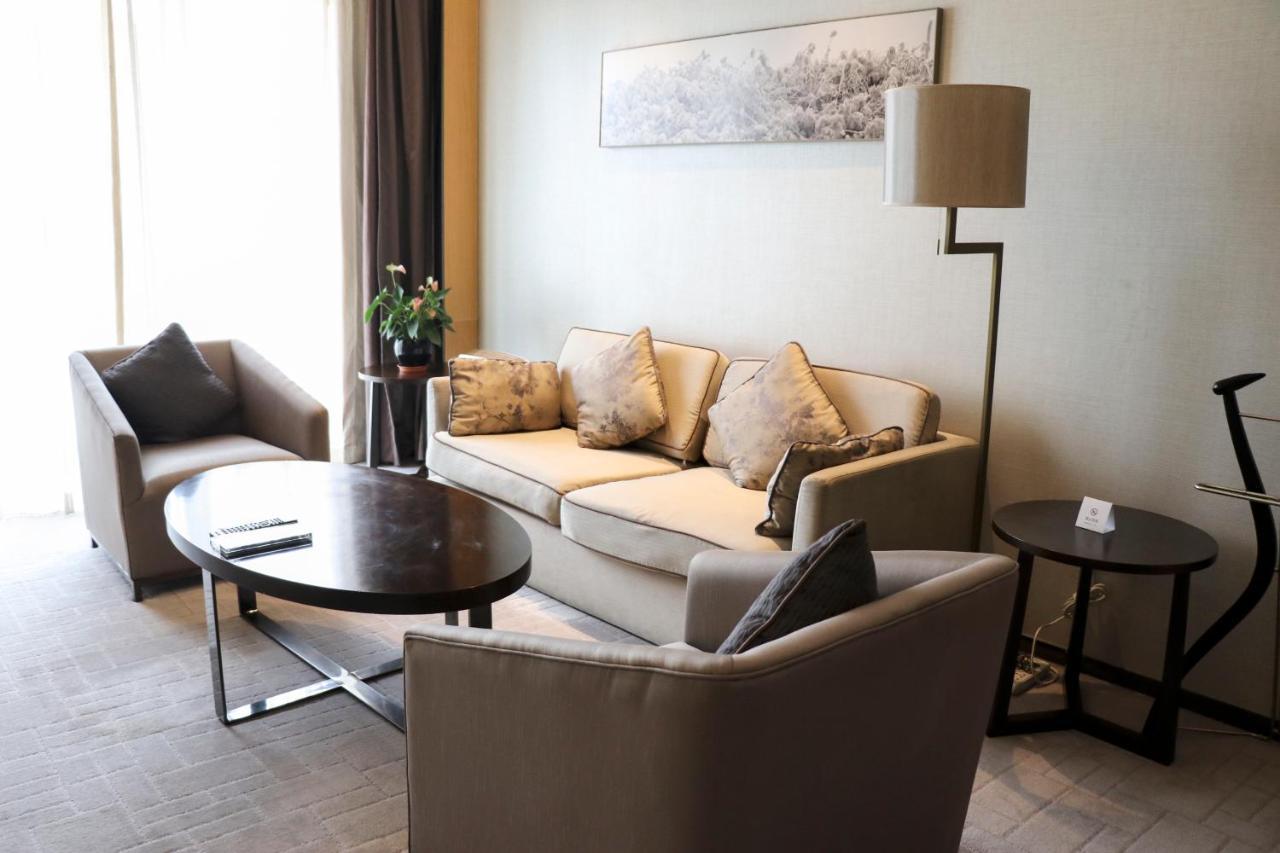 One-Bedroom Suite with Bath View