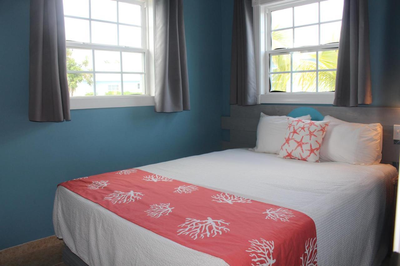 Beachside One Bedroom Cottage - Garden View - 1 King & 1 Queen