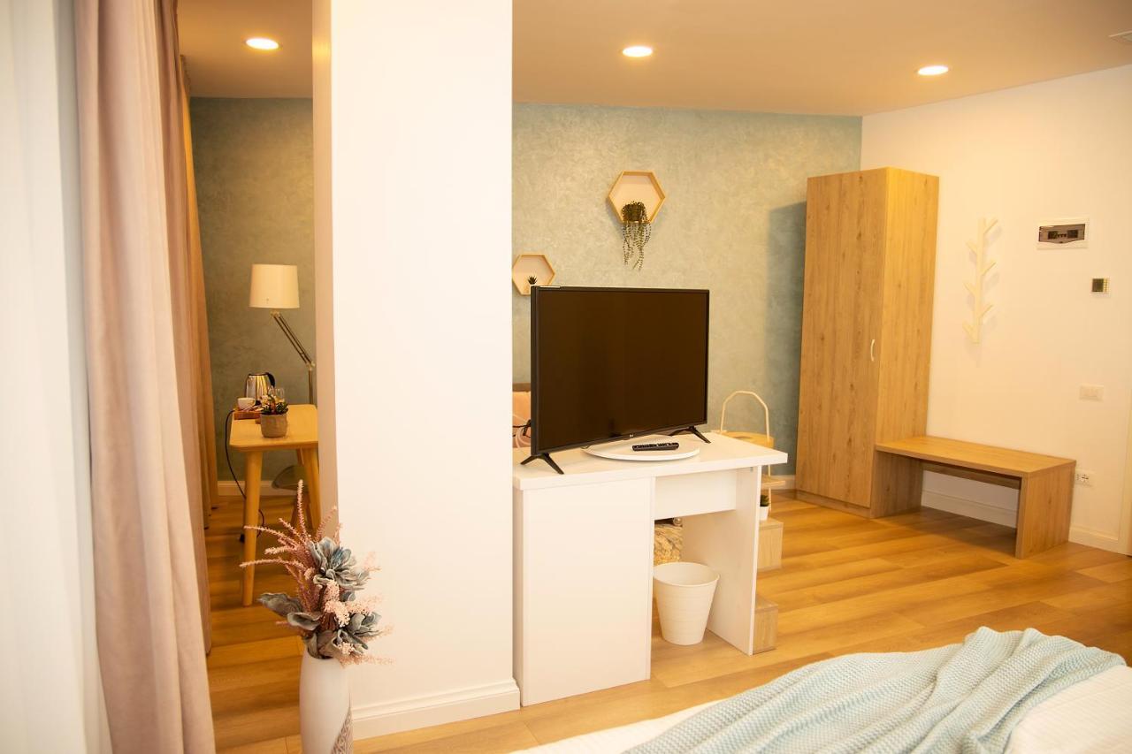 Deluxe Studio