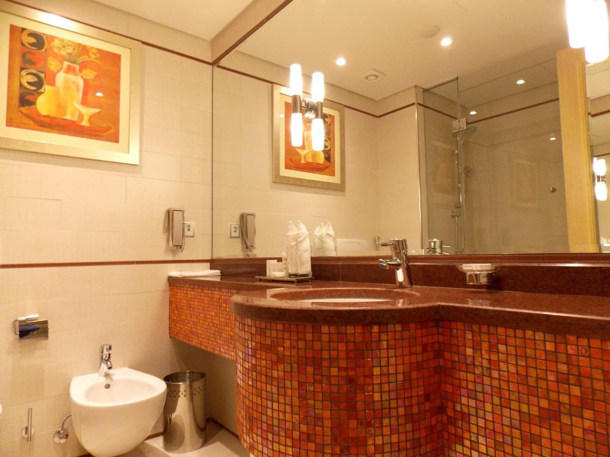 Club Queen Room