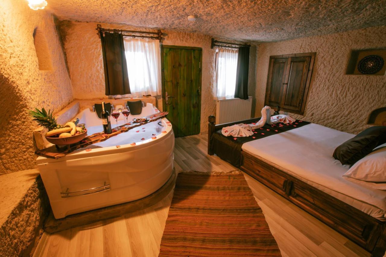 Queen Suite with Spa Bath