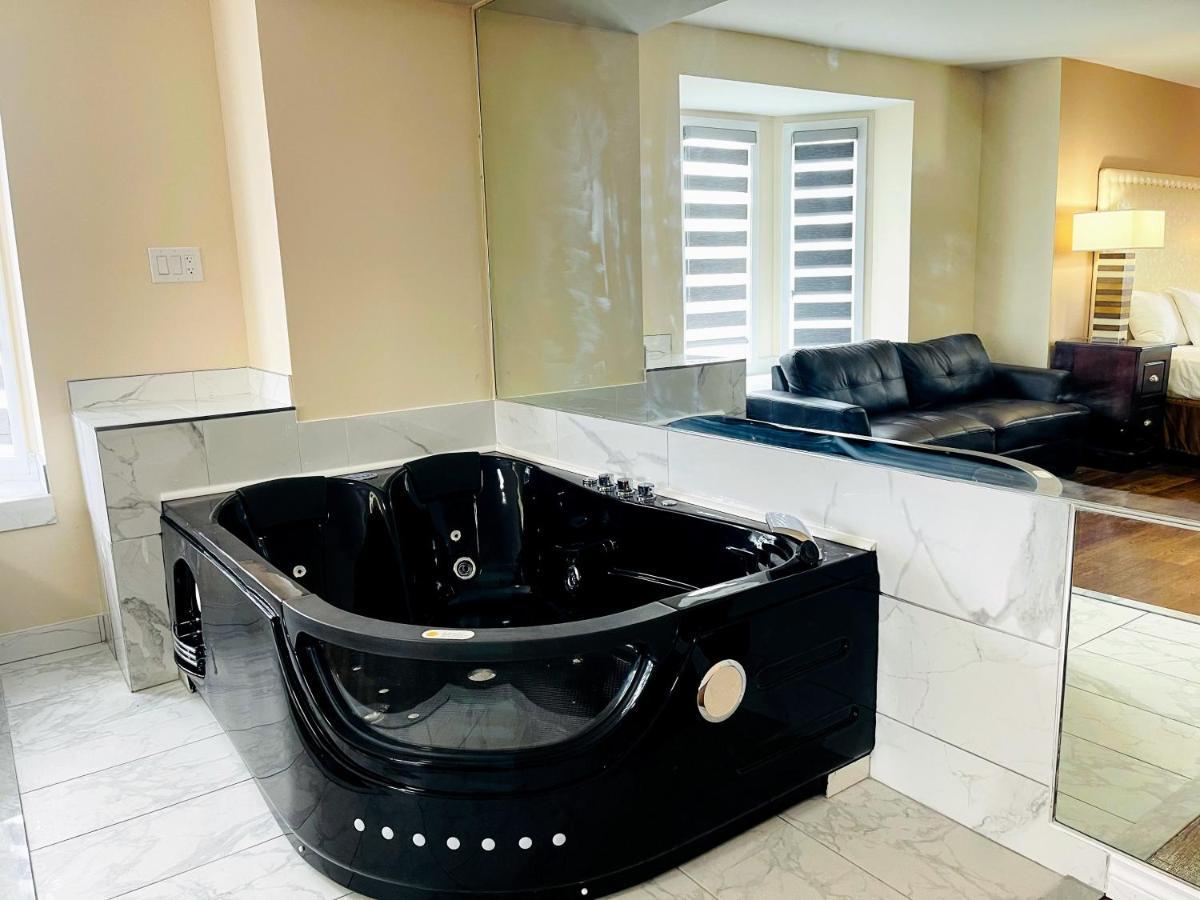 1 King Bed Room, Jetted Tub