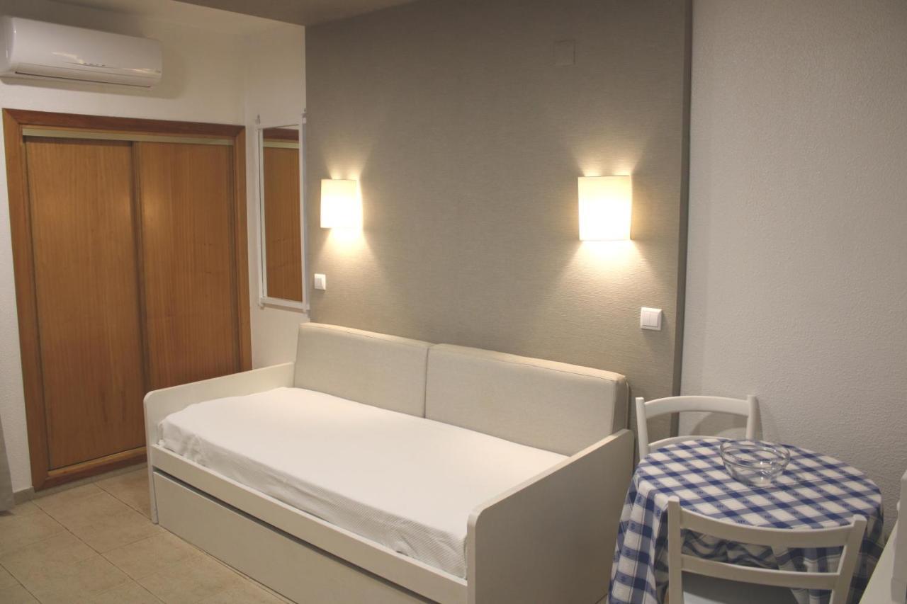 Family Studio (2 Adults + 2 Child)
