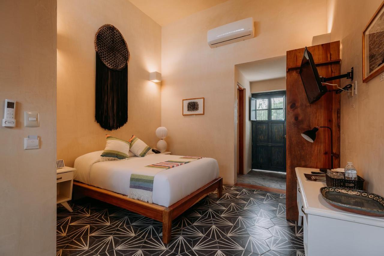 Deluxe Room with Balcony, Air Conditioning and Private Bathroom