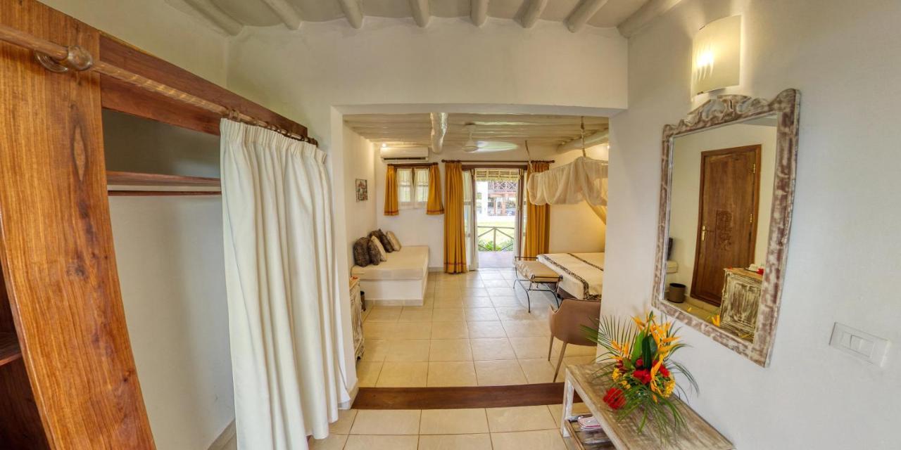 Deluxe Queen Room with Pool View