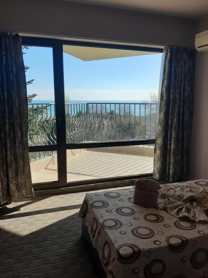 One-Bedroom Apartment - FREE Parking