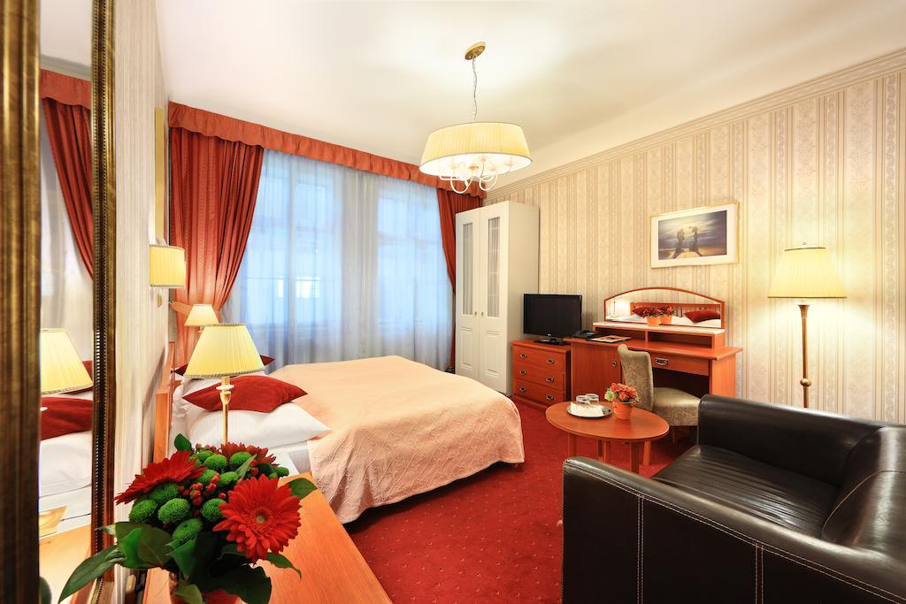 Double or Twin Room with Breakfast
