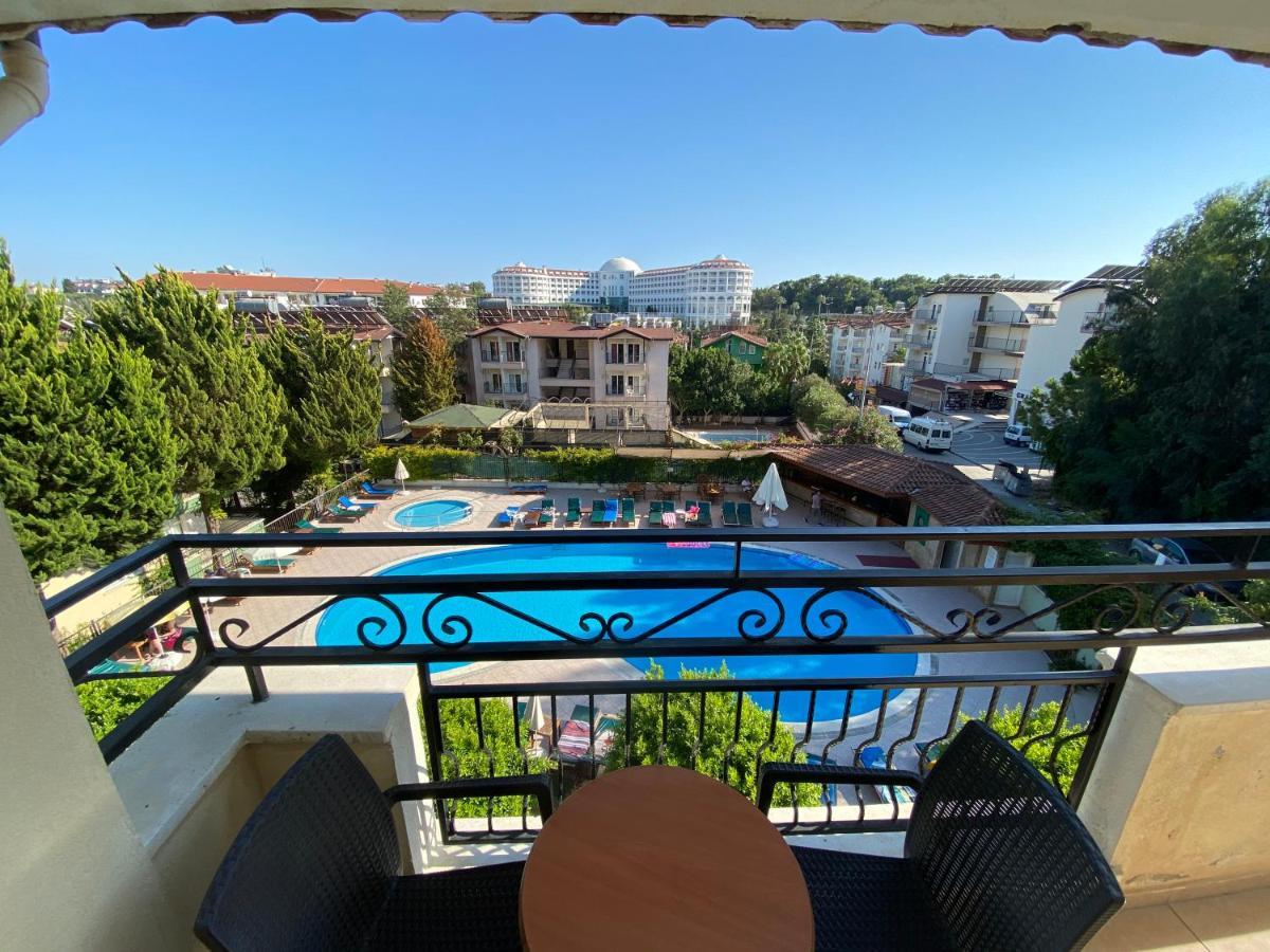 Apartment with Pool View