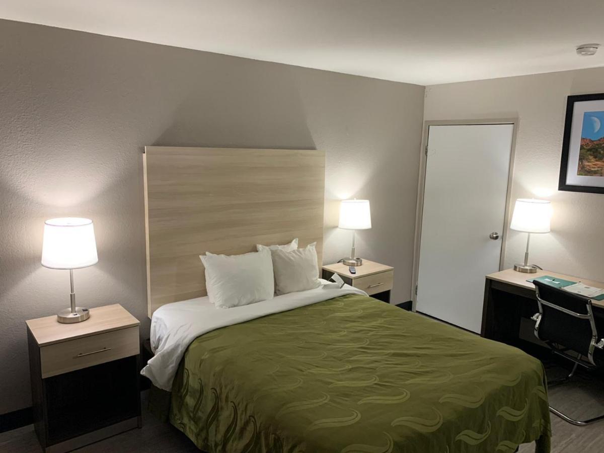 Queen Room with Tub - Accessible/Non-Smoking