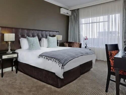 Deluxe Queen Room