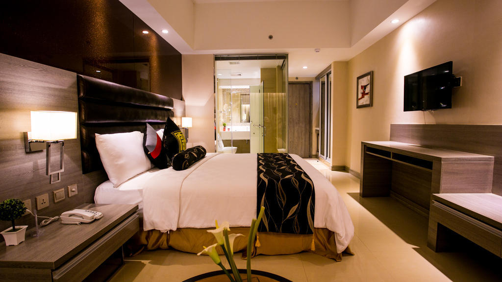 Deluxe King Room (with glass Bathroom)