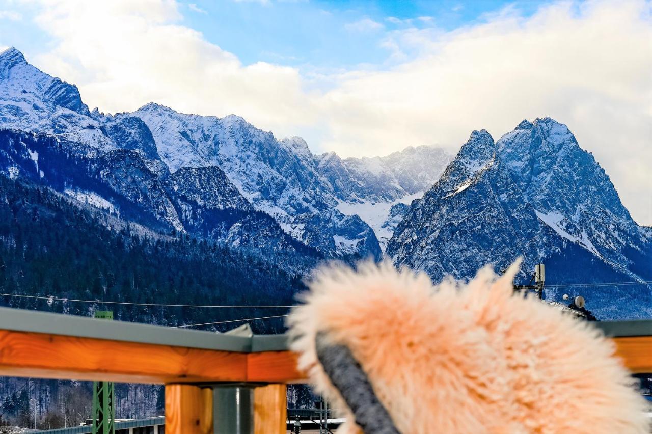 Two-Bedroom Apartment with Balcony and Mountain View