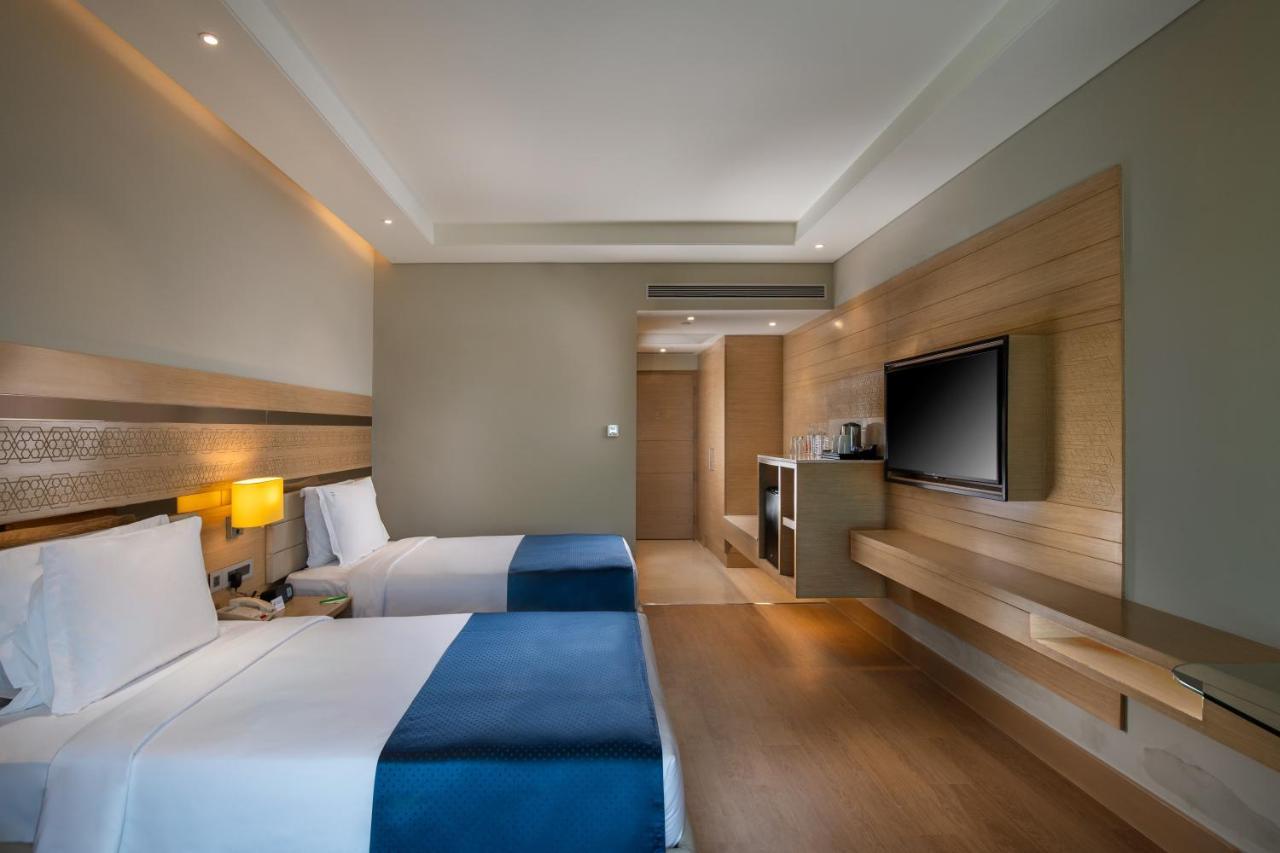 Premium Twin Room with 15% off on F&B | 20% off on laundry | Happy Hours (1+1) from 12 noon to 8 pm