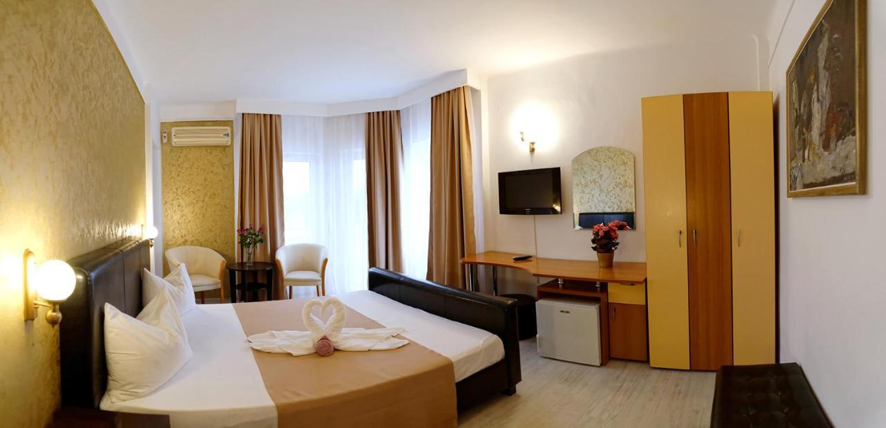 Double Room with large double bed and Sea View
