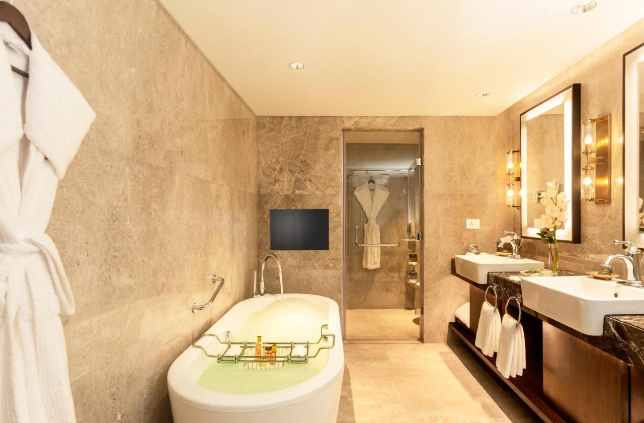 Grande Luxury Suite With Club Access & Airport Pickup