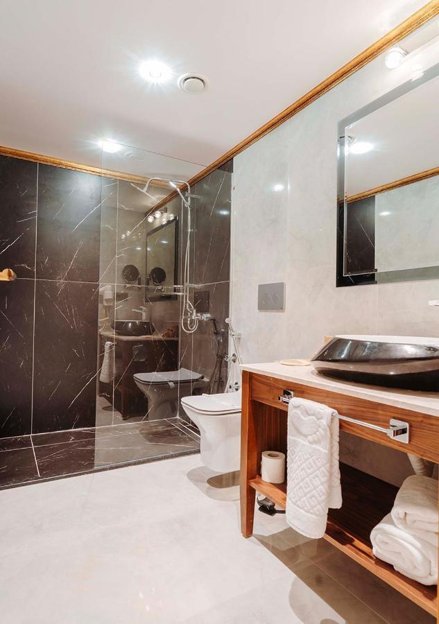 Superior Suite- 2 Bathrooms