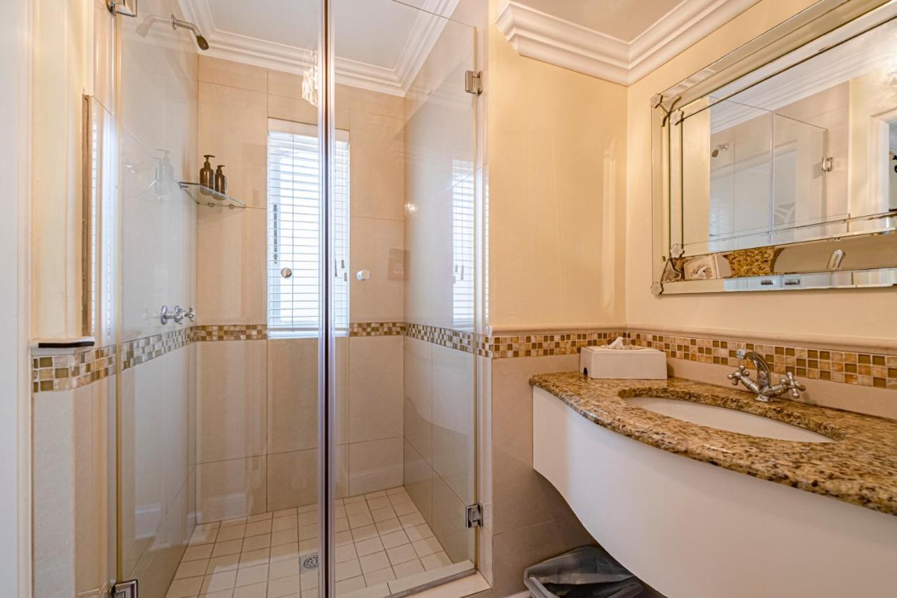 Executive Honeymoon Suite