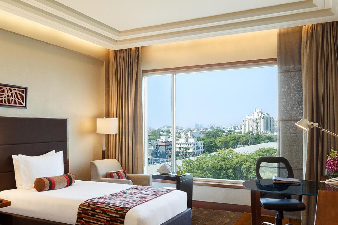 One-Bedroom Suite with Living Area on Mid Floor - Nonsmoking