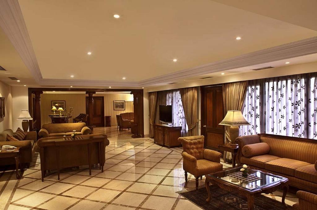 Business Suite with Return Airport Transfers