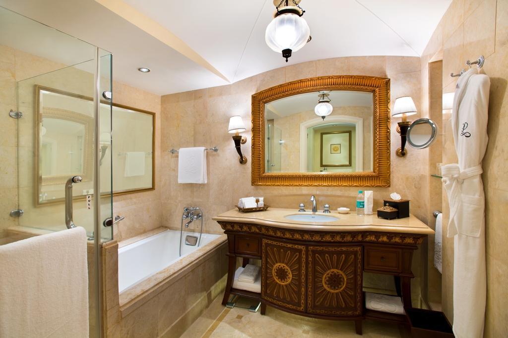 Executive Suite with Pool / Garden View Balcony, BMW Airport Transfers & Cocktail hours