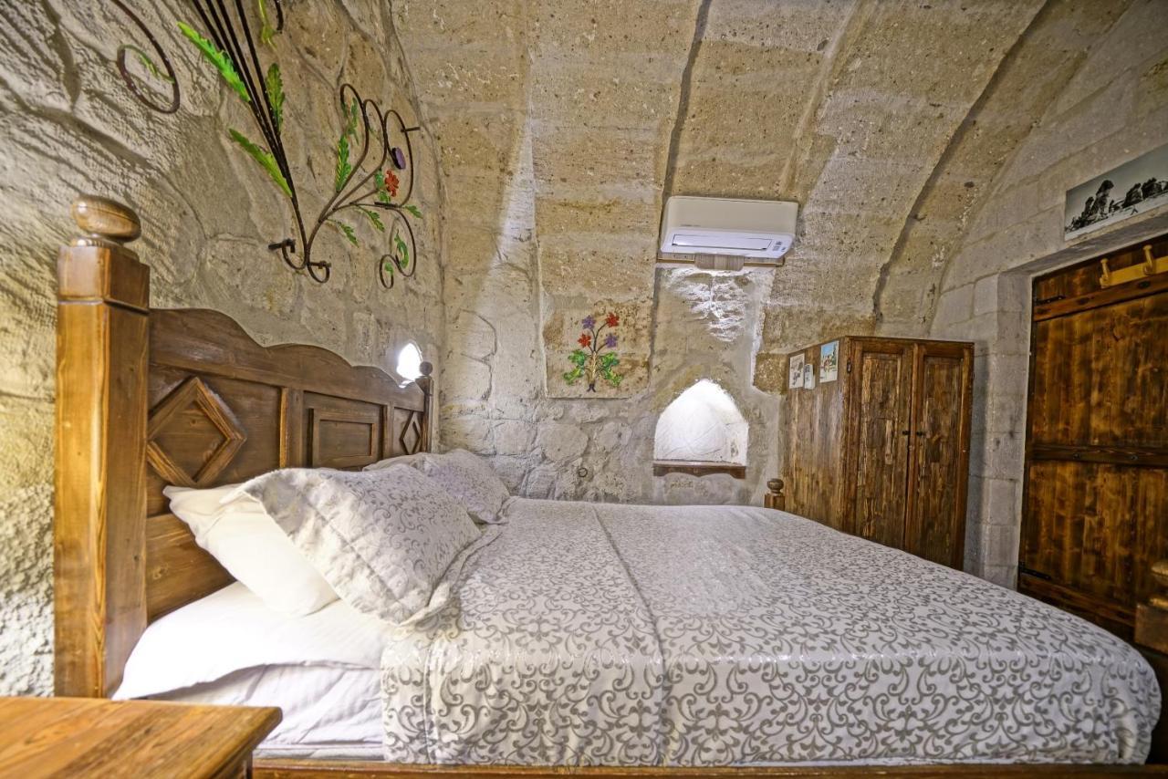 Superior Arch Room
