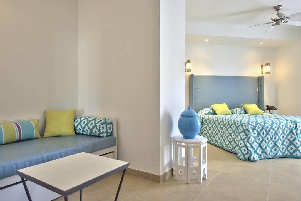 Family Room with Balcony and Sea View