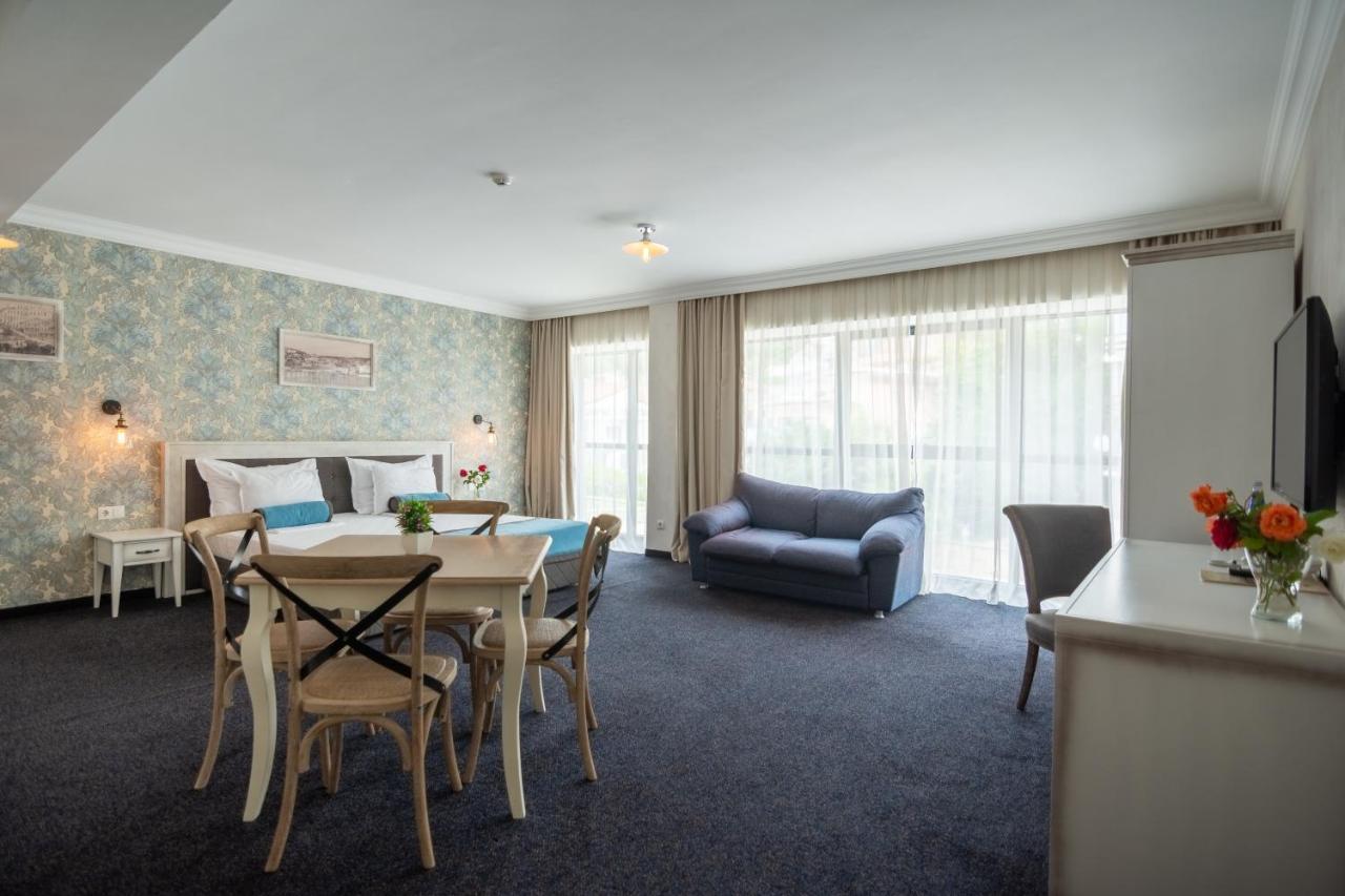 Studio (2 Adults + 2 Children)