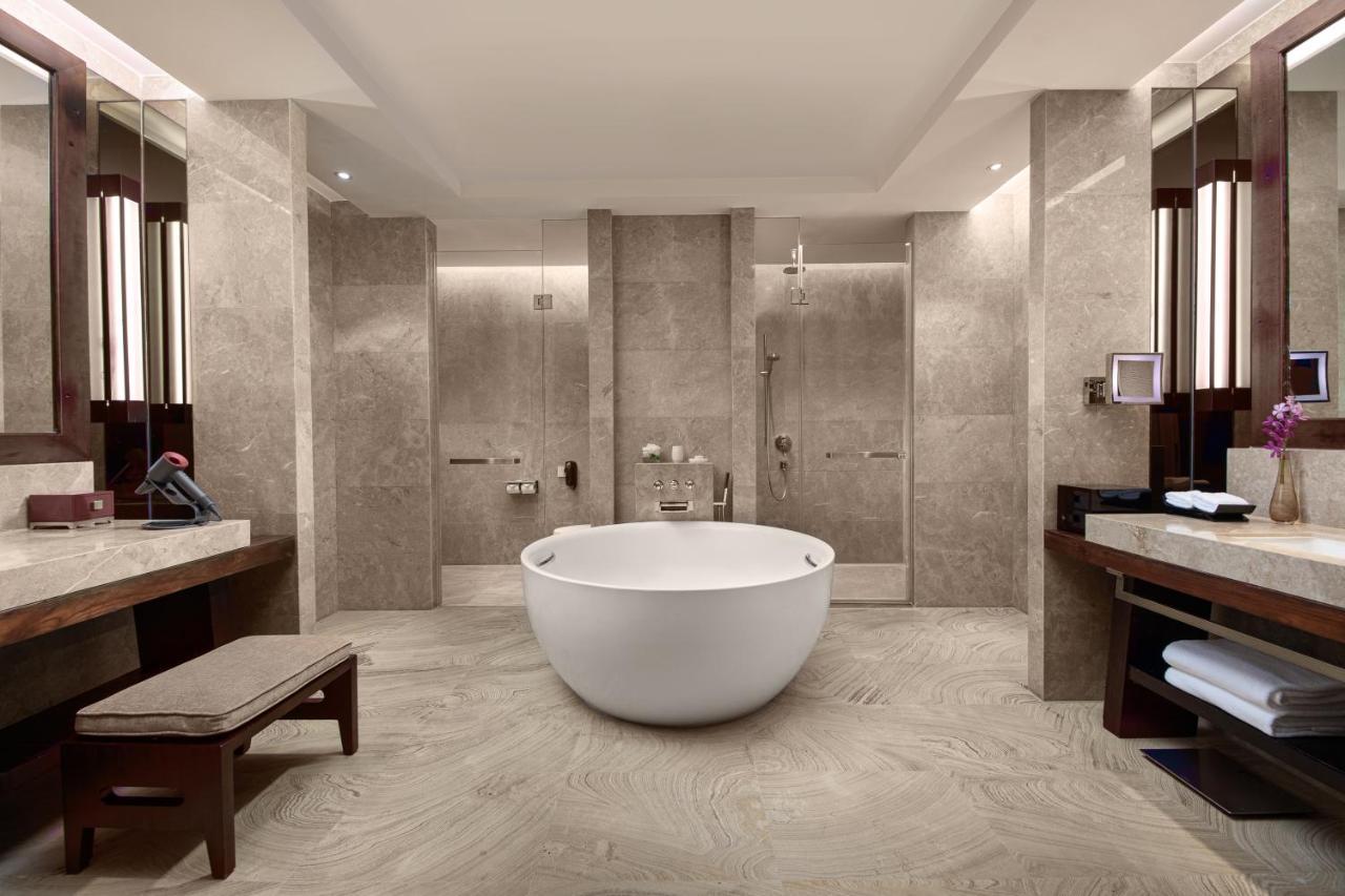 One-Bedroom Suite with Lake View and Meeting Area
