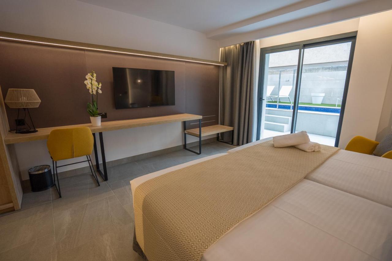 Junior Suite Swim Up (2 Adults)