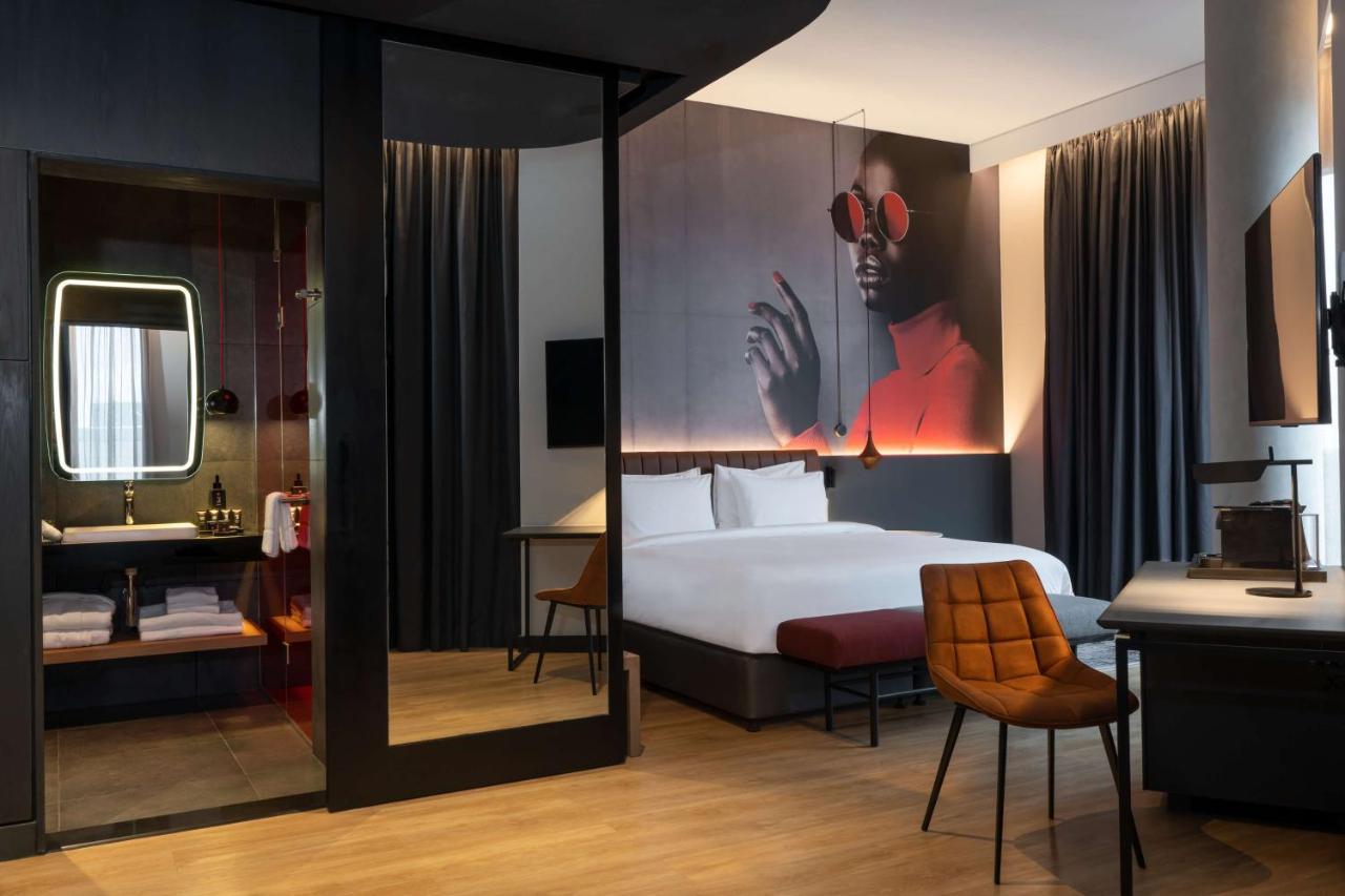 One-Bedroom Premium Suite with Lounge Access