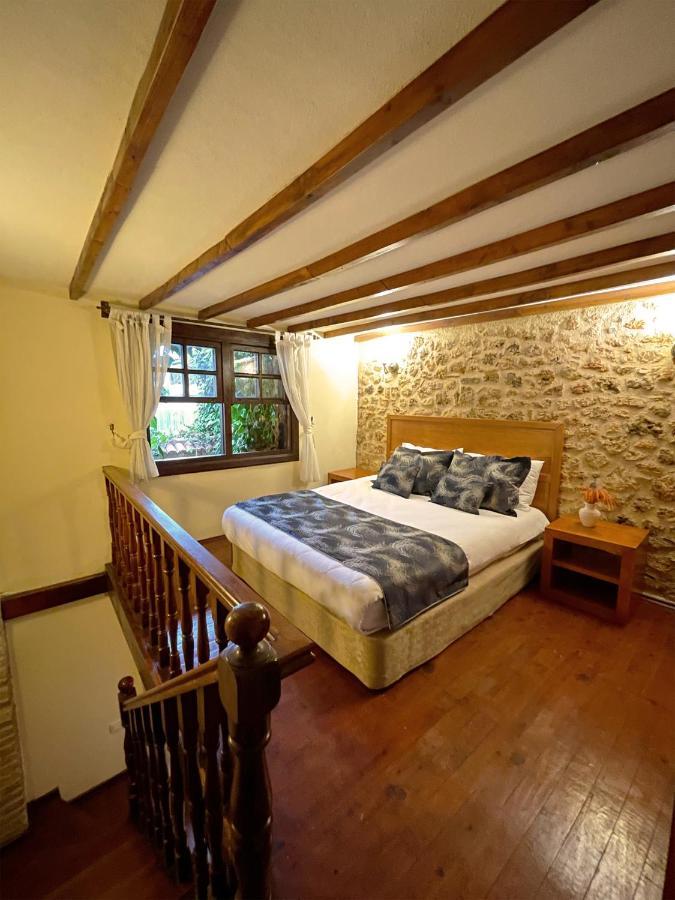 Deluxe Queen Suite