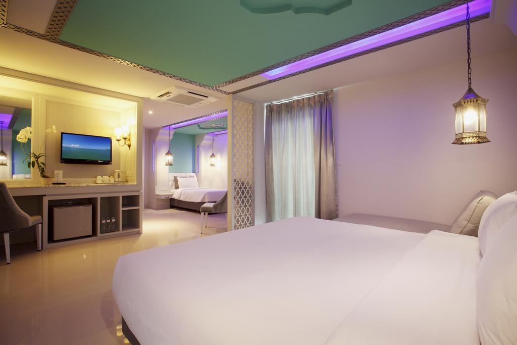 Family Room (3 Adults)