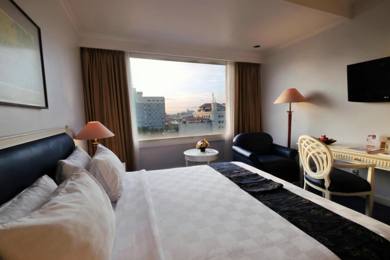 Club Room with City View