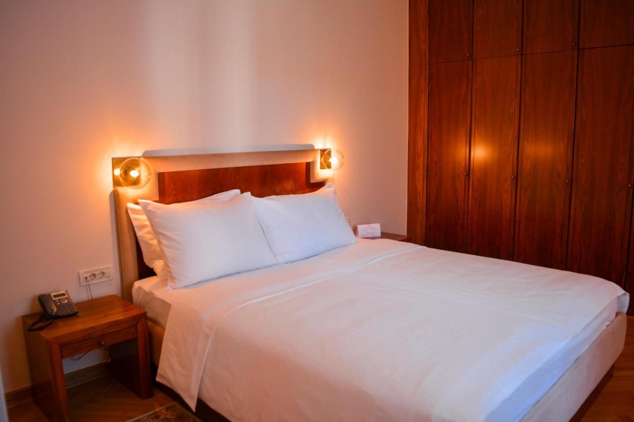 Suite with Lake View