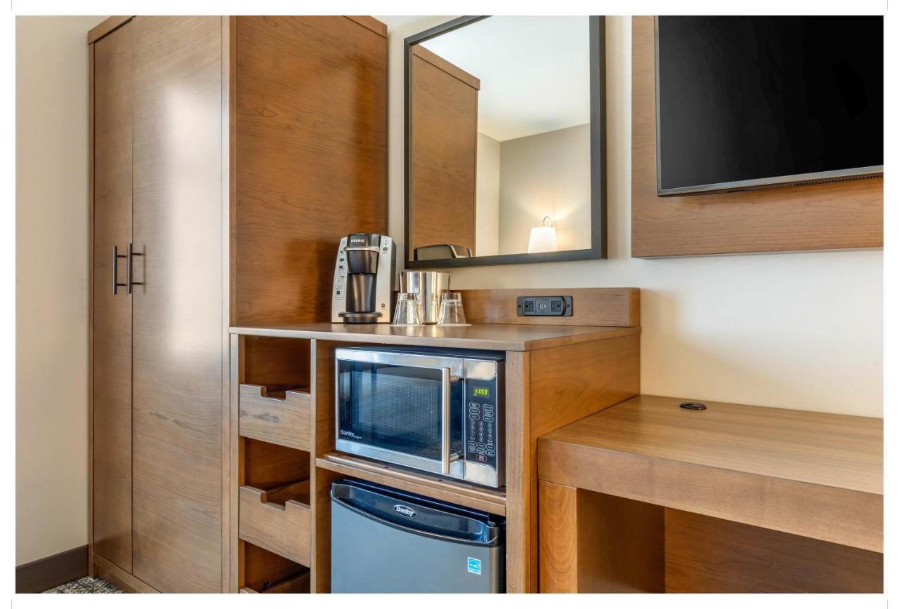 Deluxe Queen Room with Two Queen Beds - Non Smoking